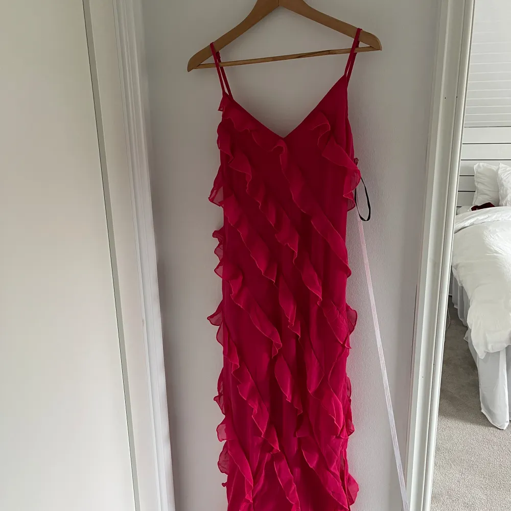 Säljer denna fina rosa balklänning, har två storlekar så denna annons är för xs. Jätte fin klänning till balen som är väldigt lång (maxidress) nypris 600kr. Klänningar.