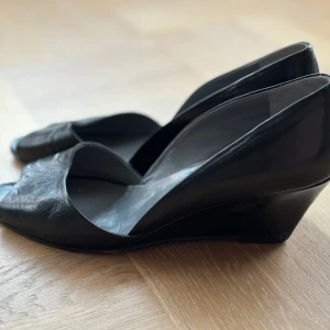 Vintage skor svarta från Chantal  - Skor från 80-talet strl 38 mjukt svart skinn, kilklack. Lapp lös på ena skon. Fint nej skick 