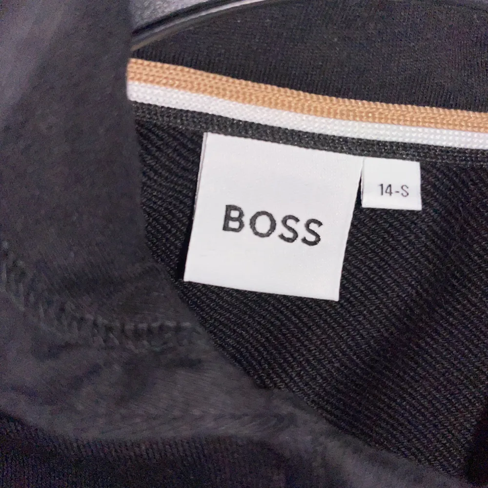 Nu säljer jag denna Hugo boss hooded cardigan. Denna zip hoodie är använd ett väldigt fåtal gånger och är i skick 10/10. Nu säljer jag denna för 349kr!! nypris 1200kr. Hör av er vid funderingar. Kan gå ner i pris vid snabb affär🙌🤝. Hoodies.