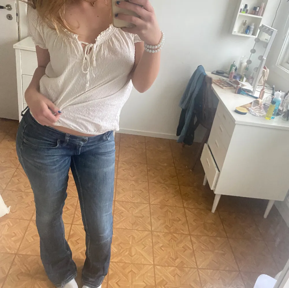 29/34 bra skick snyggt slitna 🤗 omsydda till bootcut, säljer då dem ej används längre💓. Jeans & Byxor.