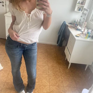 Lågmidjade tiger of sweden jeans🤗 - 29/34 bra skick snyggt slitna 🤗 omsydda till bootcut, säljer då dem ej används längre💓