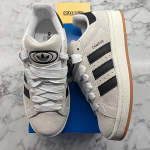 Adidas Campus 00s ”Crystal White” - Helt nya och oanvända Adidas Campus 00s ”Crystal White”. Storlek: 40. Pris: 1499. Skicka ett meddelande vid intresse. Köp tryggt och snabbt hos oss. Många nöjda kunder😊