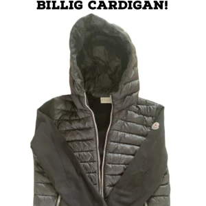 Moncler Caridgan - Säljer nu en riktigt unik samt stilren Moncler cardigan i dammodell! Storlek S, passar perfekt inför våren! cardiganen är i ett fint skick utan hål eller liknande!  Tveka inte att höra av dig vid frågor🙏