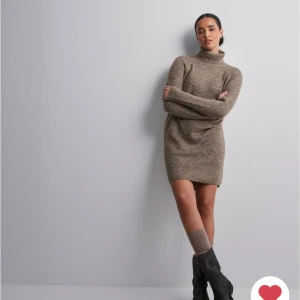 Beige stickad klänning - Beige stickad klänning. Använd endast en gång🫶🏼