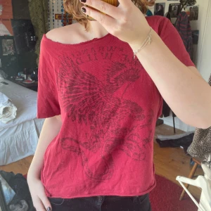 Röd tröja - Så fin avklippt tröja med tryck❤️ väldigt bekväm! Meddela vid funderingar 