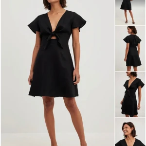 Svart klänning  - Säljer denna otroligt fina klänning! Som tyvärr är för liten för mig.. lappen är kvar då jag inte hann lämna tillbaka i tid💘 den är från NA-KD, skriv för mer info! Jag tänkte ha den på mösspåtagningen. 