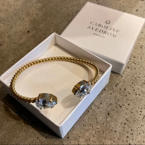 Caroline svedbom armband  - Mini drop bracelet crystal/gold. Kolla noggrant på bilderna för att se skicket! Säljes med låda💞