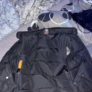 Äkta pjs väst kobuk - Hej, vill nu sälja min parajumper väst kobuk 100% äkta storlek M slim chest. Den är köpt för några månader sen för 5500kr helt ny. Den är knappt använd och den går kanppt att köpa nu förtiden. Har ni några frågor bara hör av er! MVH Sebastian.