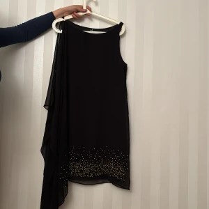 Klänning  - En klänning som kommer i ganska bra skick och har bara används 2 gånger.Klänningen är köpt utomlands(USA). Märket är Wallis och är i storlek 38.