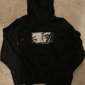 svart hoodie - cool svart hoodie med anime/manga print🖤 står inte passform men skulle nog säga att den passar allt från xs-m beroende på hur man vill att den sitter🫶själv har jag xs/s och har gillat hur den sitter på mig, skriv privat för frågor eller bilder på😊