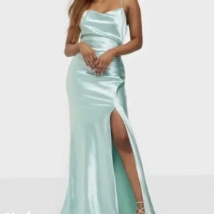 Instressekoll klänning - Intressekoll på denna fina klänning💓 Endast använd en gång, bra skick och sitter som en smäck! Den har en liten smutsfläck fram som knappt syns men värt att nämna. Köpt för ca 1200kr, skicka gärna prisförslag💓 