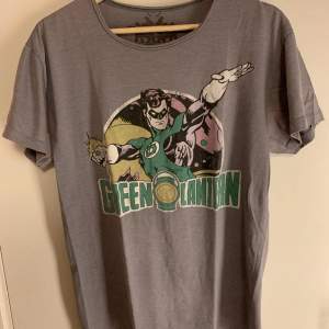 Green Lantern T-shirt i storlek M-L=63cm lång, 50cm bred. Mät gärna en t-shirt och se om den passar, eller skriv hur lång du är så kan jag säga om den passar eller ej.