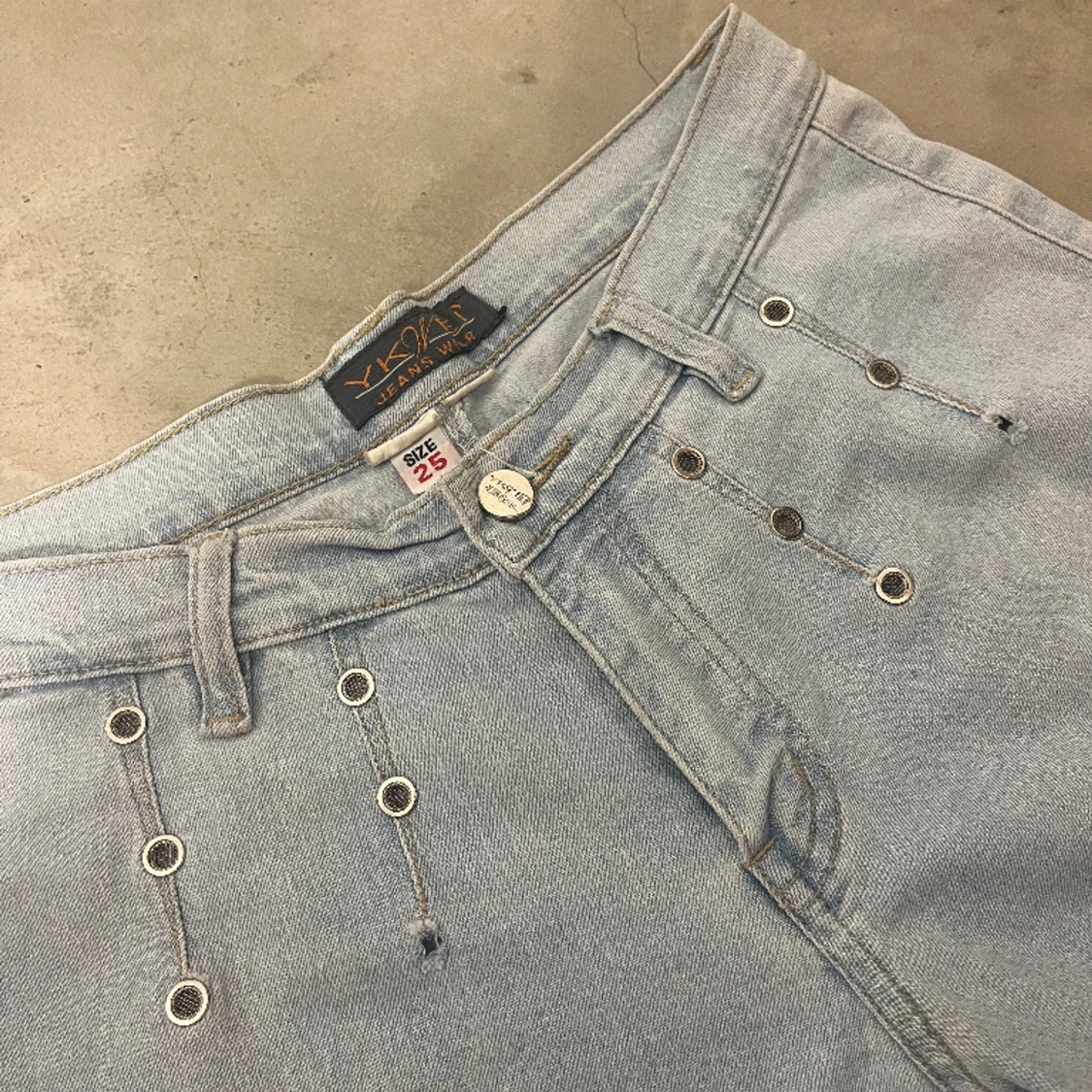 Lågmidjade utsvängda jeans med snöre  - 91