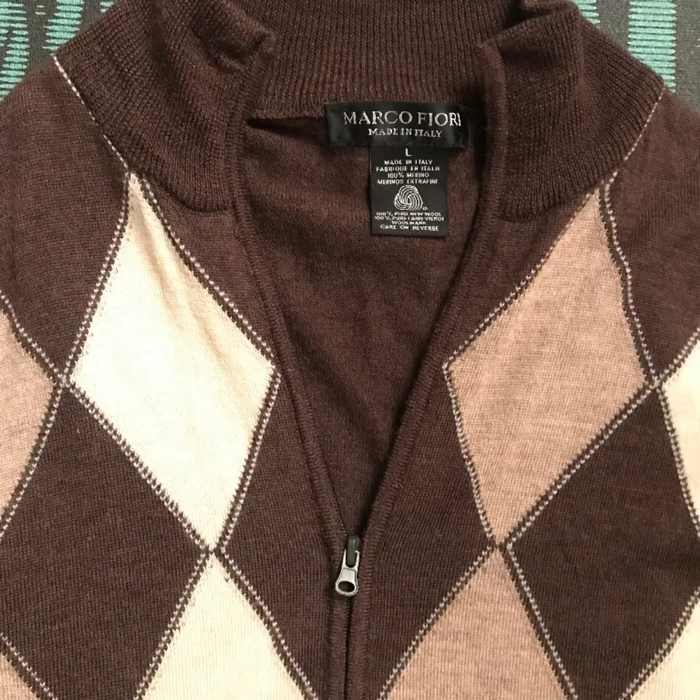 Vintage zip tröja. Sparsamt använd, inga flaws. Först till kvarn.  100% Ull. Passar mer som en M.. Stickat.