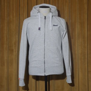 Superdy Hoodie - Välomhändetgen luvtröja från märket Superdry. Storlek Medium. 