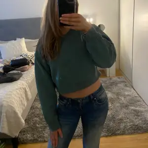 Mörkgrön kort sweatshirt. Skön träningströja eller till vardags. Från zara. Storlek S men passar Xs. Fint skick knappt använd! 🥰🥰