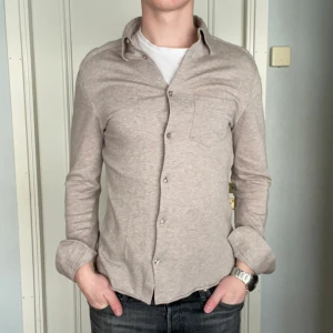 Beige tygskjorta - J.Lindeberg  - Tja! Säljer nu min beiga skjorta från J.lindeberg. Stretchigt och lite tjockare materiel jämfört med andra skjortor. Skick:9/10. Storlek: S. Nypris: 1300kr. Modellen är 186 cm och väger 79kg. Kontakta mig för fler bilder eller info!