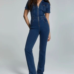 Jeansdress  - Snygg jeansdress från PULL & BEAR, använd en gång! Strl M men passar som en M/S. Köpt för 659kr