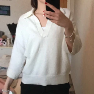 Stickad trekvartströja - Vit stickad trekvartströja. Knappt använd, i storlek Small i superskönt material. Köparen står för frakten❤️