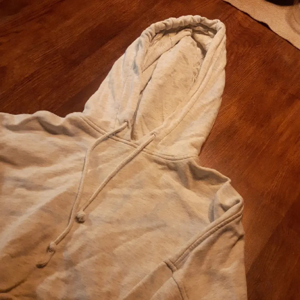 Cropped hoodie från h&m. Den är tie-dye. tröjan är grå och blå men de syns knappt att der tie-dye. Den är i storlek s. Köparen betalar frakten.. Hoodies.