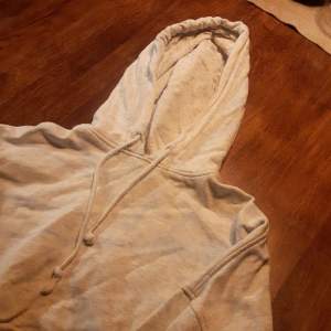 Cropped hoodie från h&m. Den är tie-dye. tröjan är grå och blå men de syns knappt att der tie-dye. Den är i storlek s. Köparen betalar frakten.