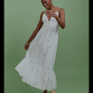 Vit långklänning  - Sjukt fin vit långklänning✨använd bara 1 gång! Säljer då den inte kommer till andväning💞