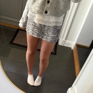 Mönstrad kjol - Grå jeanskjol med ormmönster från New Denim som jag har sytt om från en längre kjol. Står storlek 38 men då jag har sytt om den skulle jag säga att den passar som en 36/S. Tvärs över midjan är det drygt 35 cm. Fint skick. Använd gärna köp nu!