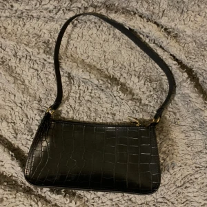 Axelväska  - Så himla söt svart axelväska 