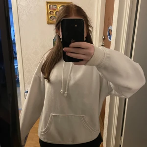 Vit hoddie - Vit hoddie från bikbok. Inga defekter men den är väl använd. Säljer då den inte kommer till användning!