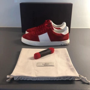 Valentino flycrew - Helt nya valentino flycrew😍 box och påse ingår, självklart äkta.