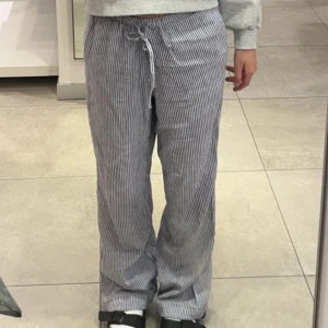 Randiga linnebyxor - LÅNAD FÖRSTA BILD❤️Blå randiga linnebyxor från bikbok i stl XS, jag är 160 o har sytt upp dom så dom passar mig i längden men man kan ju sprätta upp de vi sytt upp så de blir ursprunglig längd❤️
