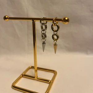 Örhängen  - Finns i guld och silver. Köp för 99kr/st Eller 185kr/ paret. Modell 150 Smyckes ställningen finns även att köpa för 299kr!