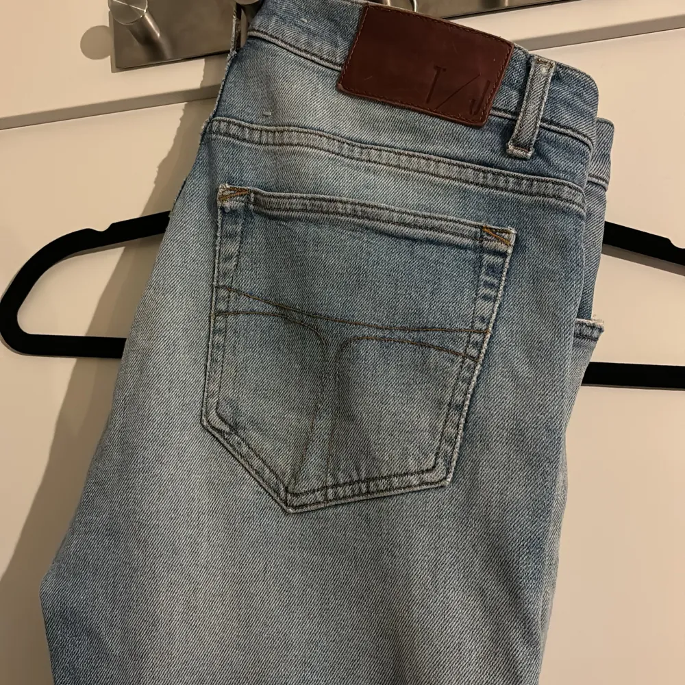 Ett par feta tiger of sweden jeans slim fit. Skick 9/10 nytt pris 1299kr. Modellen är 180cm.. Jeans & Byxor.