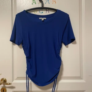 Tshirt  - Oanvänd, basically ny. Materialet är typ silk. Den sitter precis som den ska. mer bilder diskuteras privat. Markerat som fri frakt men stämmer ej.💕💕