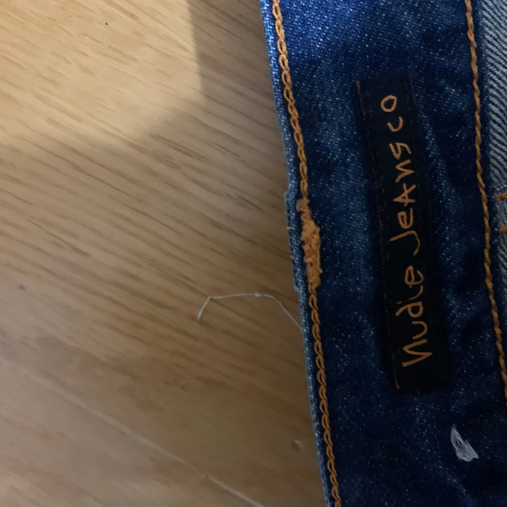 Säljer dessa fina jeans då jag rensar för fullt i hemmet. Knappt använda och är i fint skick Storlek 30W 32L. Jeans & Byxor.