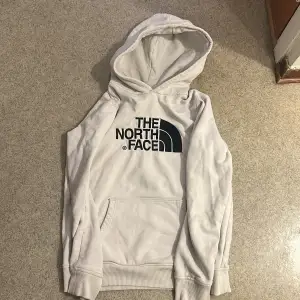 The north face hoodie, ganska ny. Bra kvalitet, funkar perfekt 