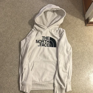 The north face  - The north face hoodie, ganska ny. Bra kvalitet, funkar perfekt 