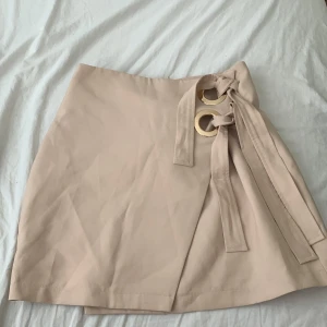 Beige kjol  - Beige kjol, kostym byxa material, jag tror den kommer från madlady