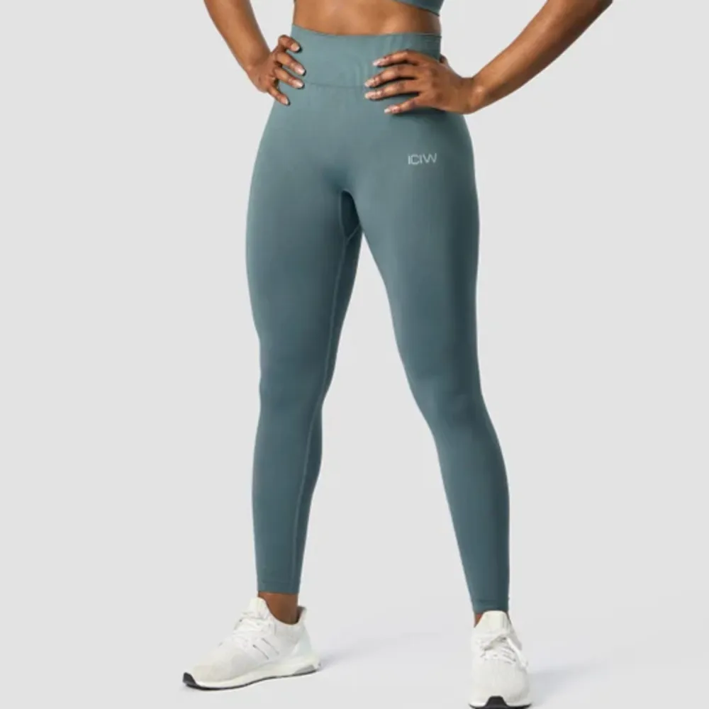 Helt oanvända träningstights från Icaniwill. Modell: DEFINE SEAMLESS TIGHTS MID WAIST JUNGLE GREEN Storlek: S  Säljer även en tillhörande träningströja. . Jeans & Byxor.