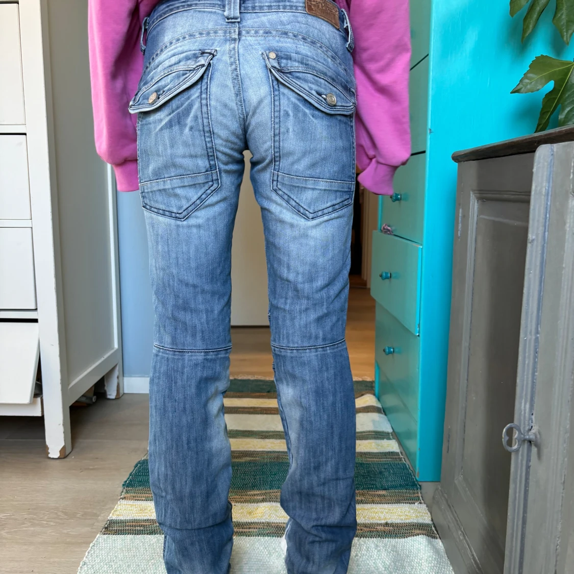 Låg midjade byxor med coola fickor