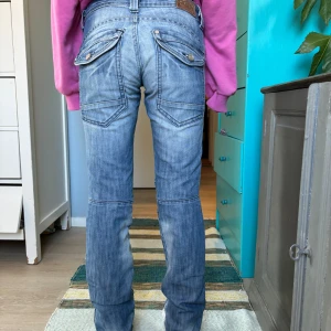 Låg midjade byxor med coola fickor  - Ett par jätte snygga jeans med coola fickor där bak passar dem som är ungefär runt 150-165 cm lång 