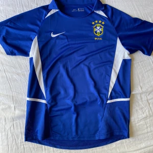 Brasilien fotbollströja  - Helt nya fotbollströja, aldrig använd! Det är bara och skriva vid mer frågor!