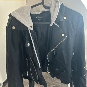 Skinnjacka  - Superfin skinn jacka som aldrig är använd. Pm för bud och mer bilder 💞  Kan skickas och mötas 