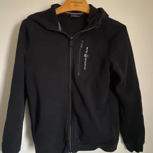 Svart Sail racing hoddie - Tjena! Säljer min oanvända Sail racing hoddie från deras hemsida för 1000kr. Den är 10/10 skick för den var för liten. Den är storlek xs (155-160) cm. Skriv vid frågor.