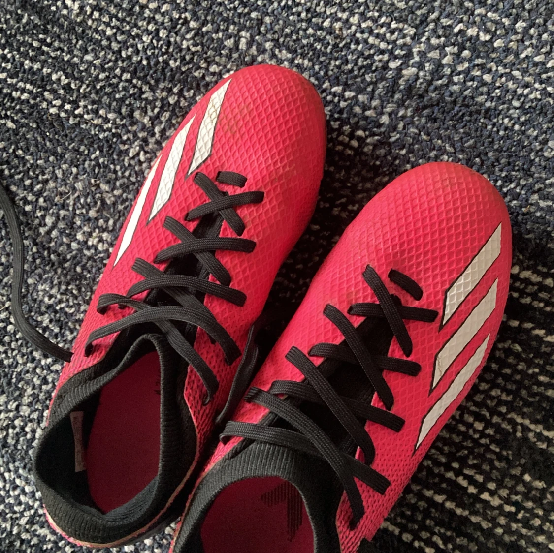 Säljer de här skorna för 199kr storlek= 34 - 90