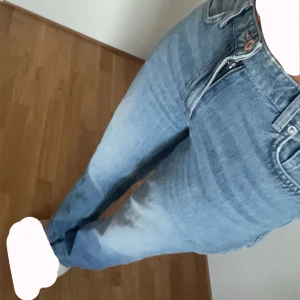 Jeans  -  Ett par baggy jeans typ ser inte ut som på bilden är jättefina ljusblå kommer tyvärr inte längre till någon användning är från only storlek 26 32 men skulle säga passar som 36 hoppas någon blir intresserad och vill köpa köpta för 579 säljs för 225kr