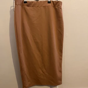 Beige/rosa silkeskjol - Härlig och värmande längre kjol. Materialet påminner lite om silke