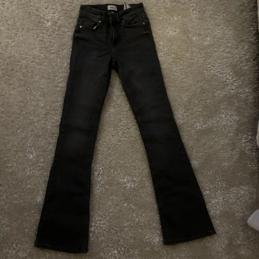 Midwaist grå jeans i storlek XS/32. Endast använda 2ggr🙌🏻  Använd gärna köp nu😽. Jeans & Byxor.