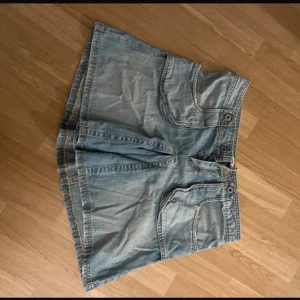 Jeanskjol - Jättefin jeanskjol från Only. Lite ljusare i verkligheten🙌