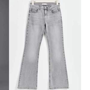 Helt nya low waist bootcut jeans i en fin ljusgrå färg🙌säljer pga att de är för stora på mig💘storlek 38💘köptes för 499🩷
